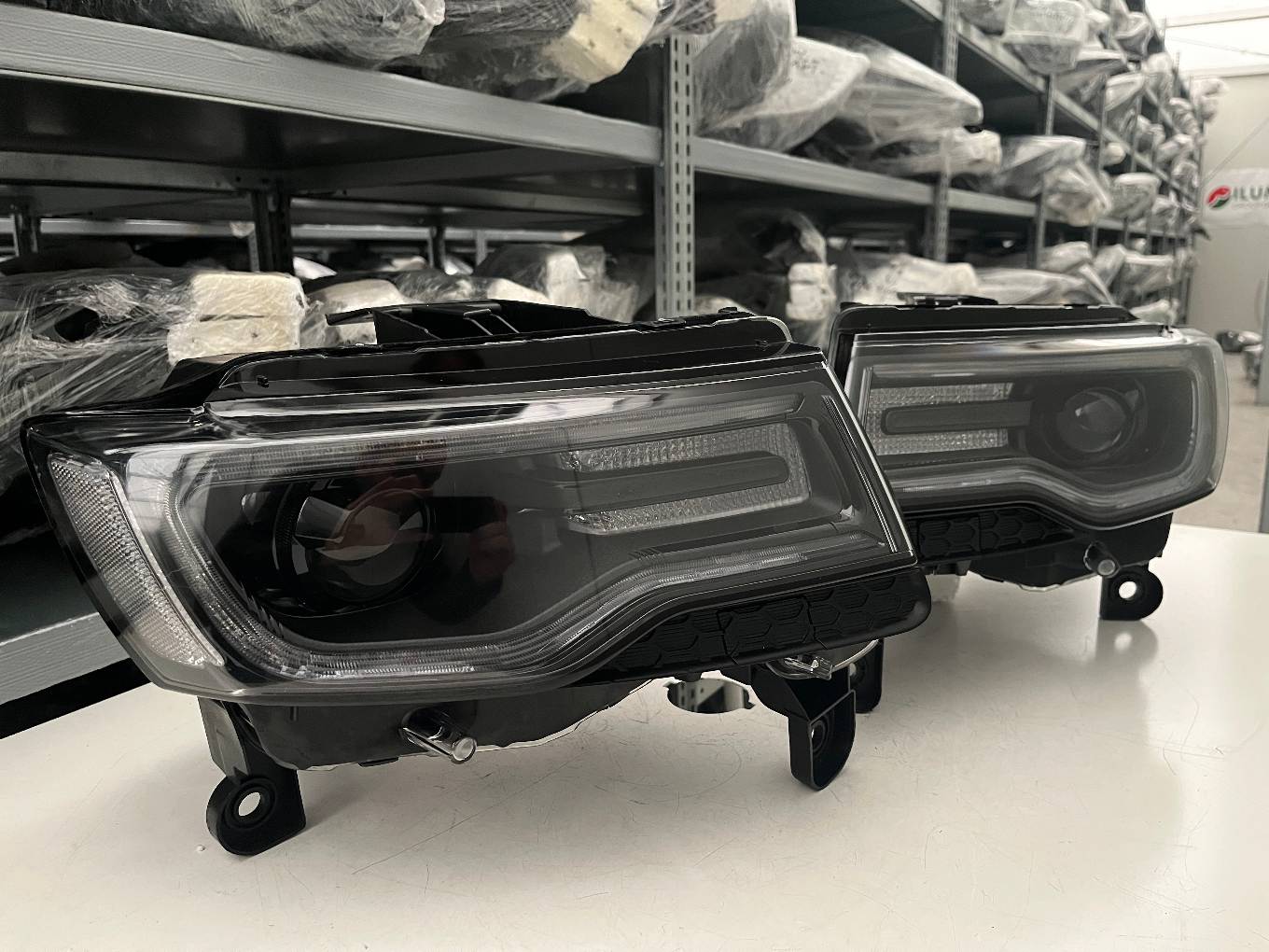JEEP GRAND CHEROKEE XENON BLACK SCHEINW L R KPL 68142493AF 68142492AF