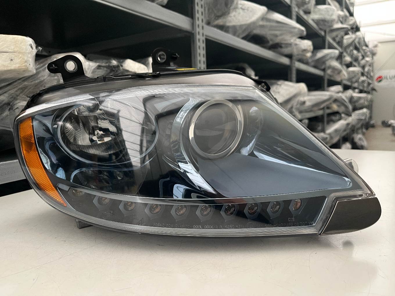 MASERATI Quattroporte V LIFT XENON BLACK SCHEINW RECHTS 26267363