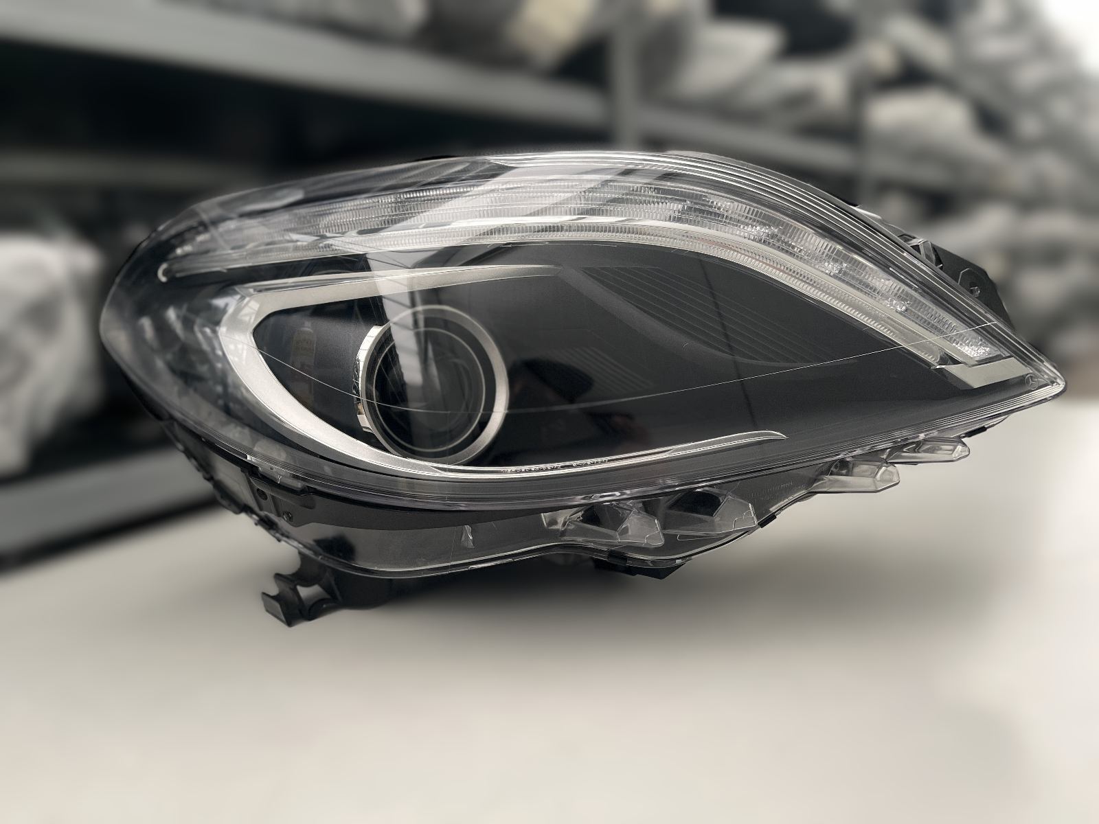 MERCEDES 246 XENON SCHEINWERFERA RECHTS KPL 2468207261
