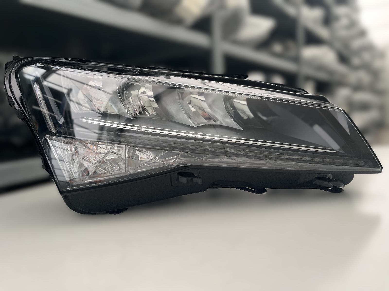 SKODA SUPERB III LIFT SCHEINW RECHTS 3V1941018C