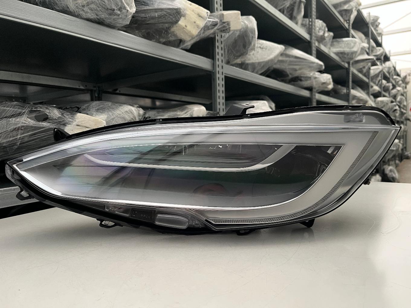 TESLA S LIFT VOLL LED SCHEINW LINKS KPL 105357400E